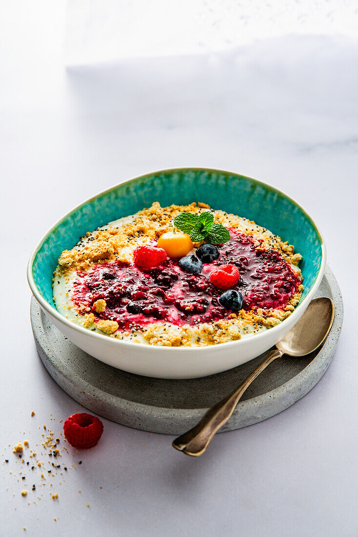 Vegan cheesecake yoghurt bowl with berries (sugar-free)