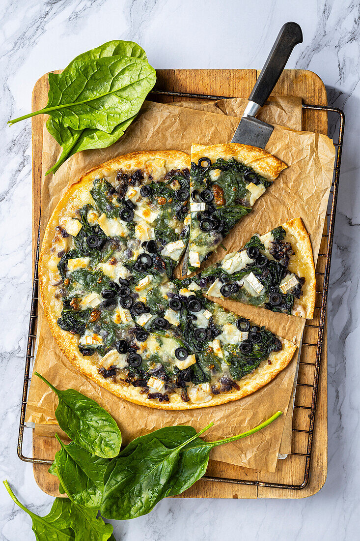 Spinach pizza with goat cheese