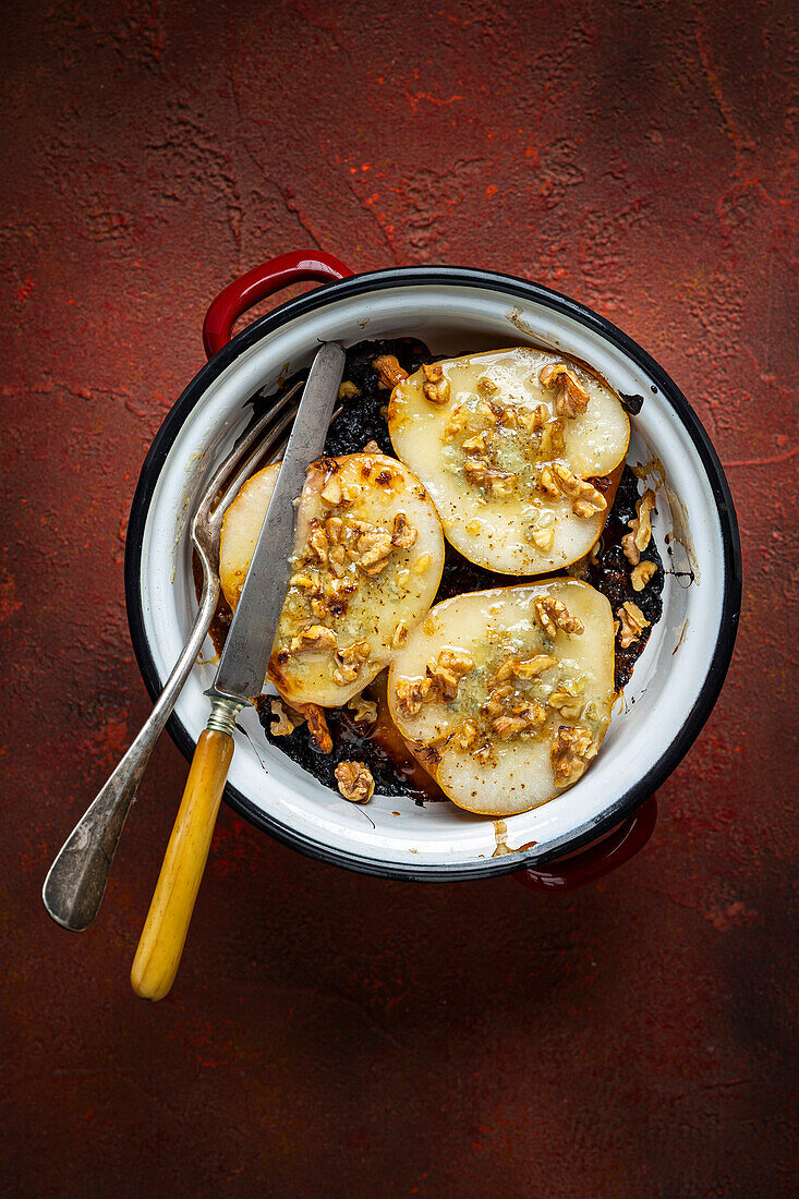 Baked pears with gorgonzola and walnuts