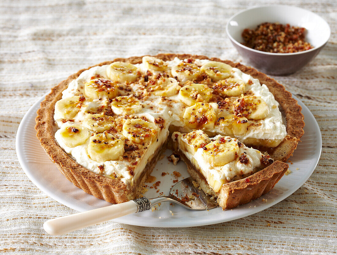 Banoffee-Pie mit hausgemachtem Milchkaramell, Bananen und Krokant