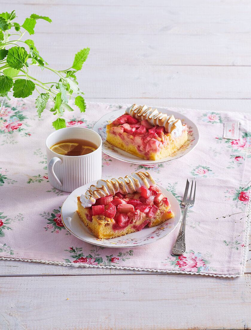 Rhubarb sheet cake with meringue