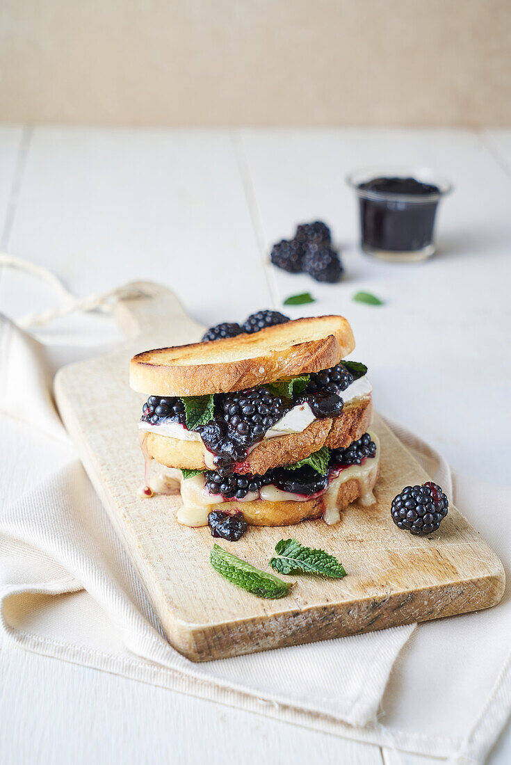 Toasted bread with brie and blackberry jam