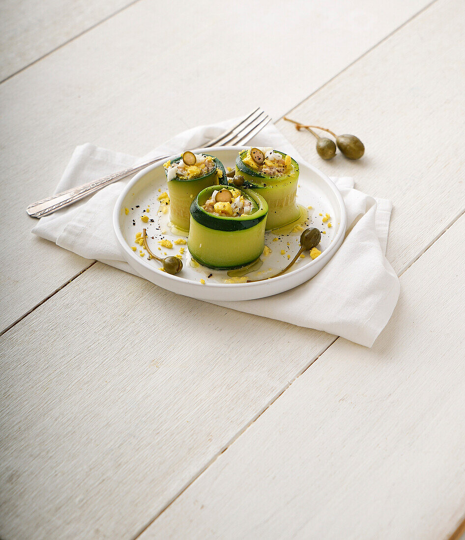 Gefüllte Zucchiniröllchen mit Thunfisch-Kapern-Eiersalat