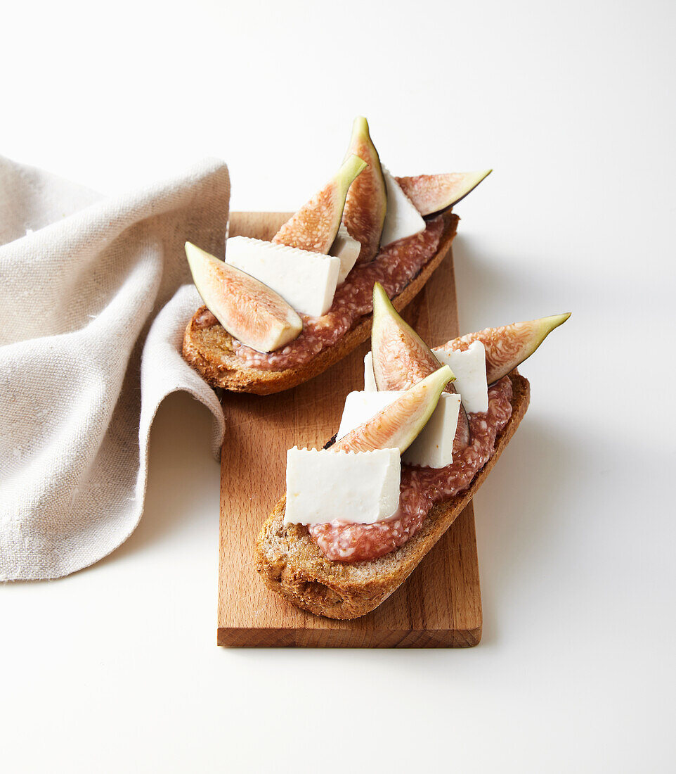 Bruschetta with figs and goat's cheese