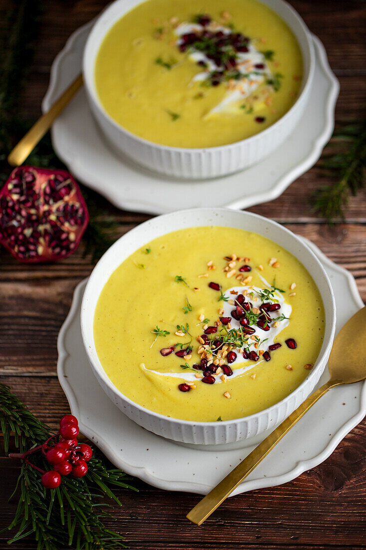 Pastinakensuppe mit Granatapfelkernen