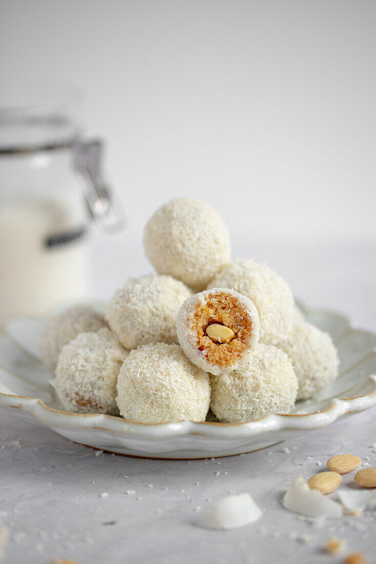 Kokos-Mandel-Bällchen aus Datteln