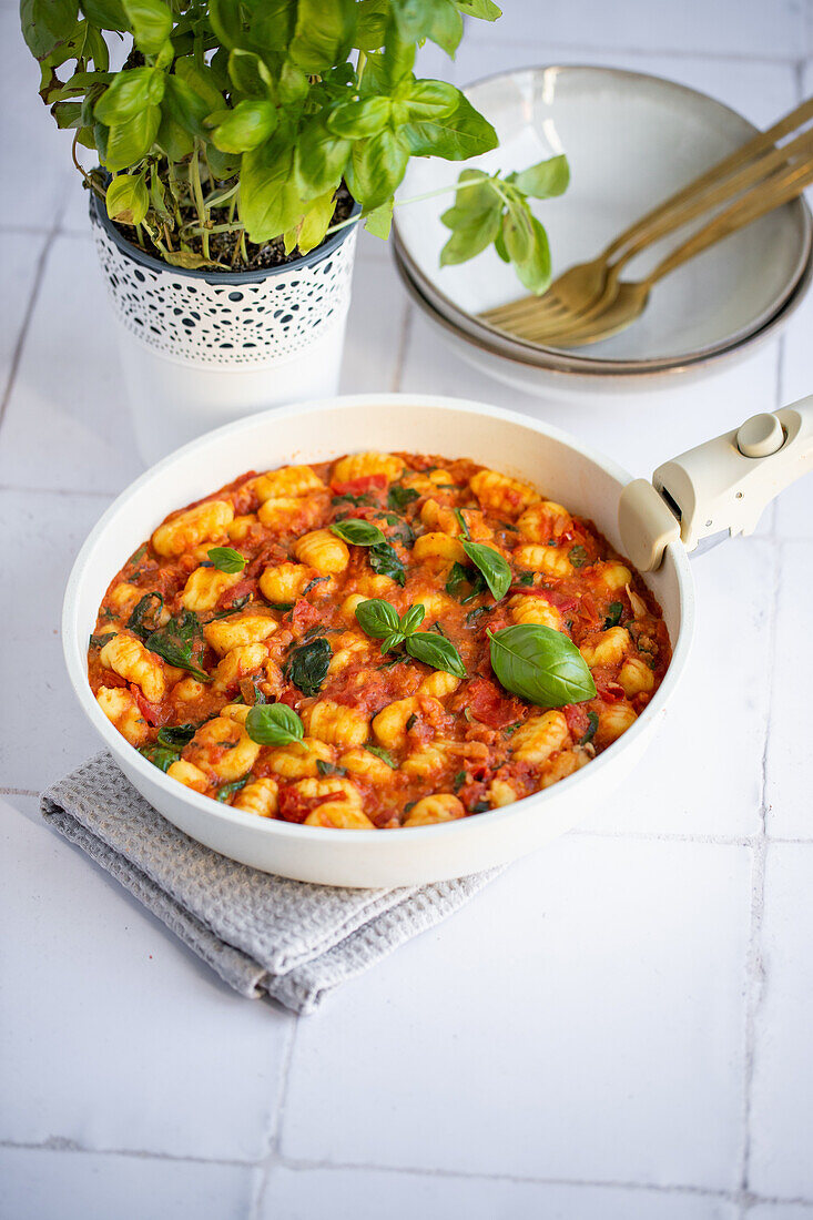Gnocchi pan with tomatoes and spinach