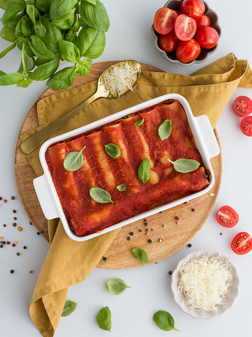 Cannelloni with tomato sauce