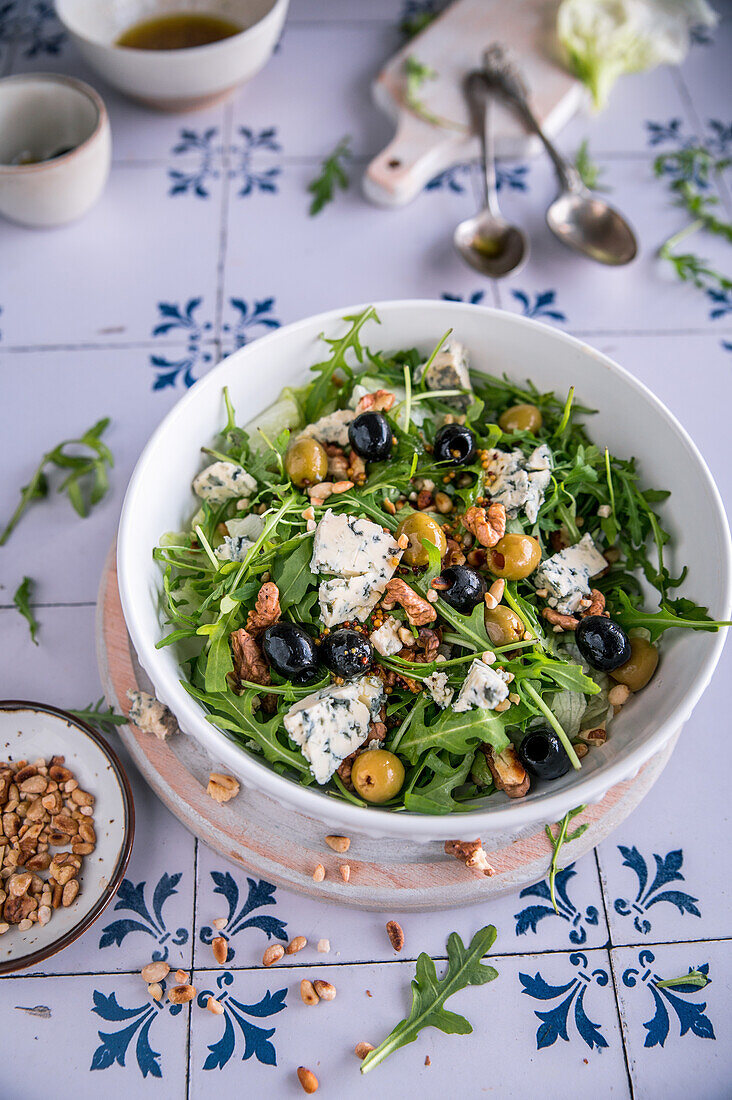 Rocket salad with blue cheese, walnuts and olives