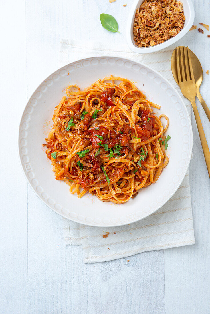 Vegane Pasta mit Tomaten-Paprika-Sauce und Röstzwiebeln