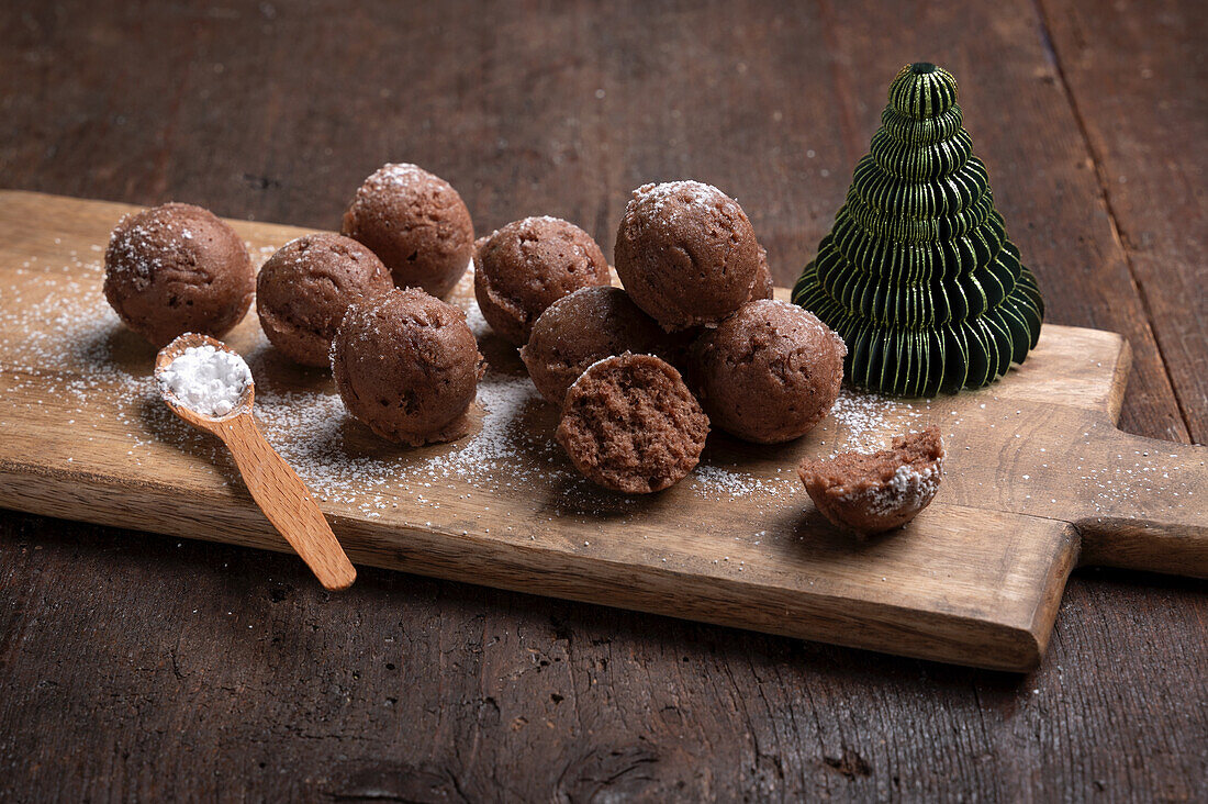 Vegan gingerbread balls with icing sugar