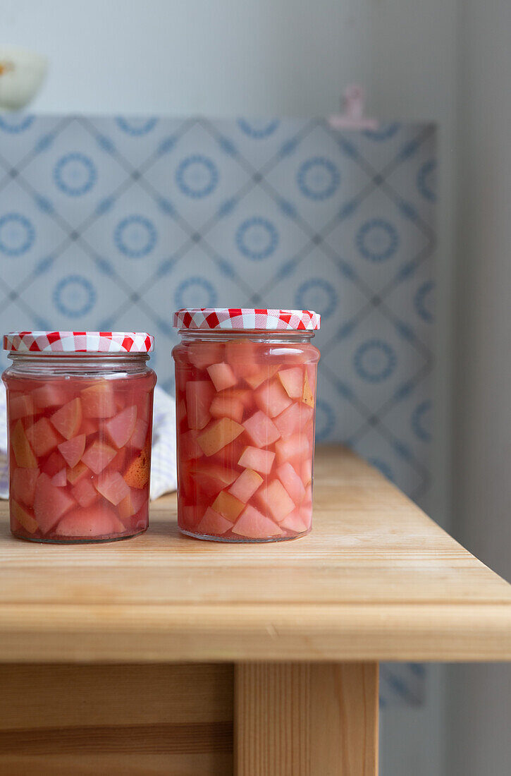 Eingemachte rotfleischige Äpfel in Gläsern
