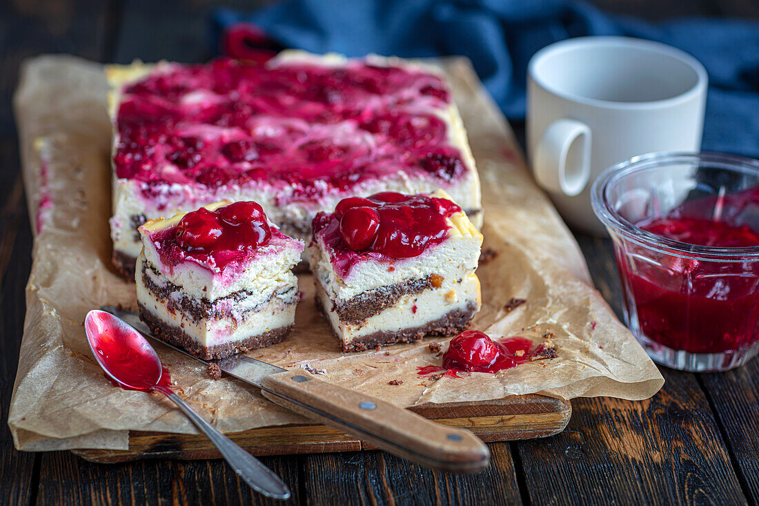 Cheesecake mit Mohn und Sauerkirschen