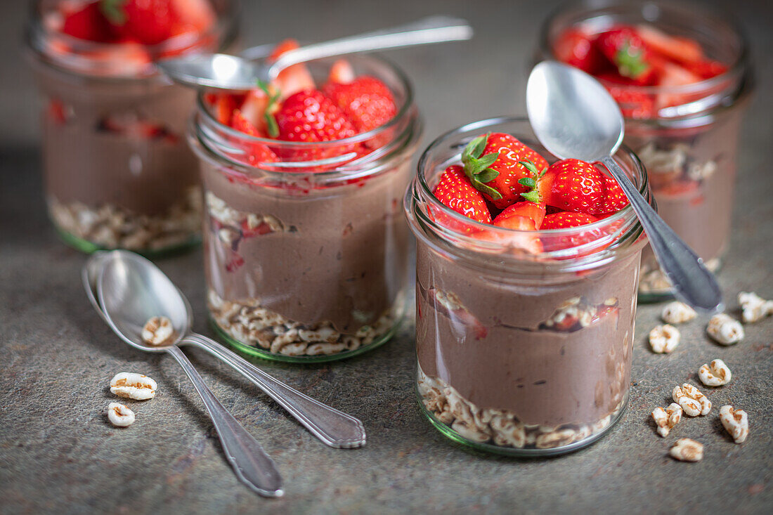 Joghurt-Schokoladenmousse mit Dinkel und Erdbeeren