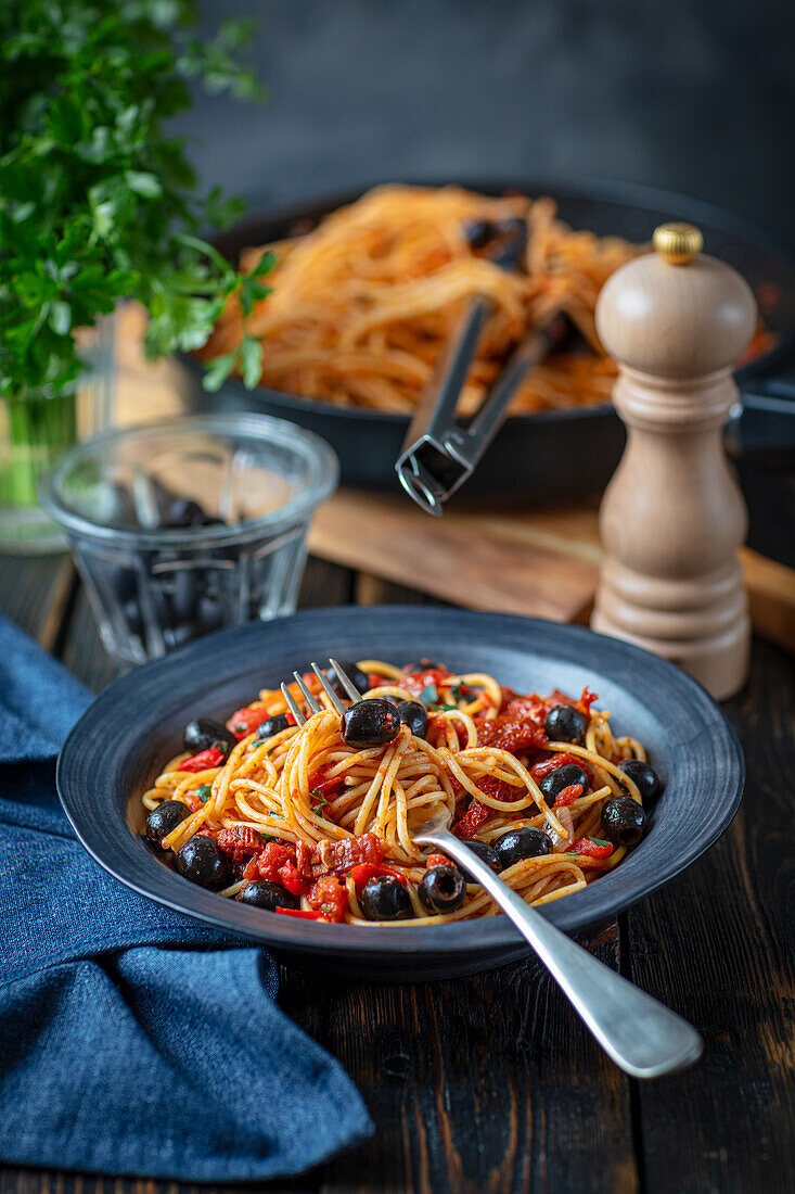 Tomaten-Oliven-Pasta