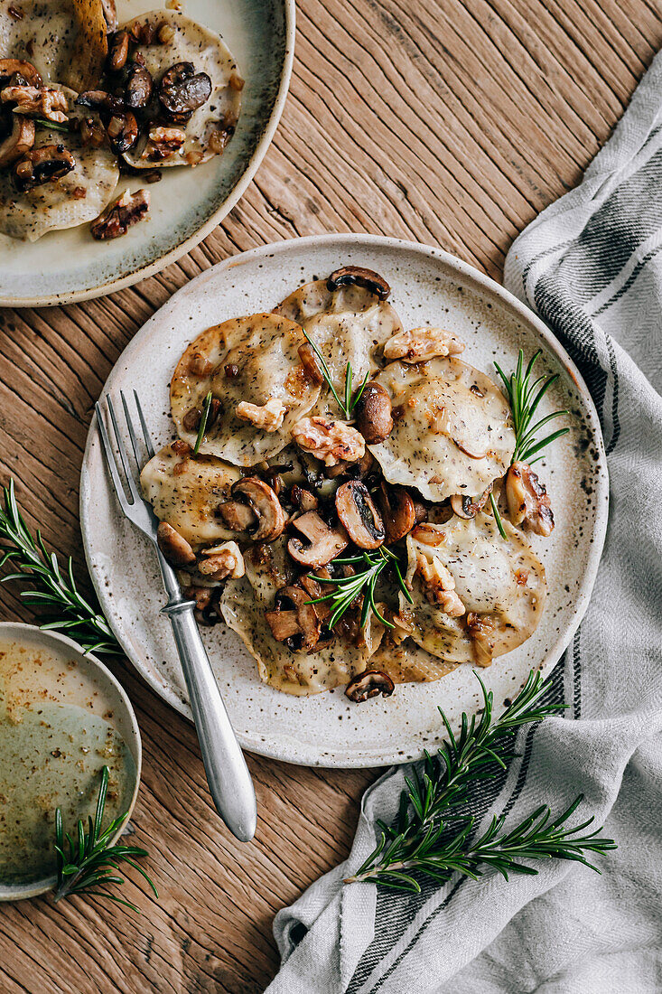 Ravioli mit Pilzen und brauner Butter