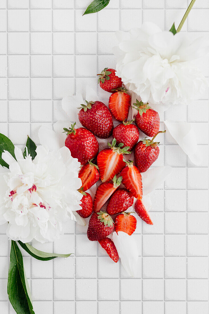 Erdbeeren und weiße Blüten