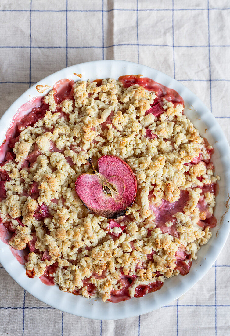 Red apple crumble