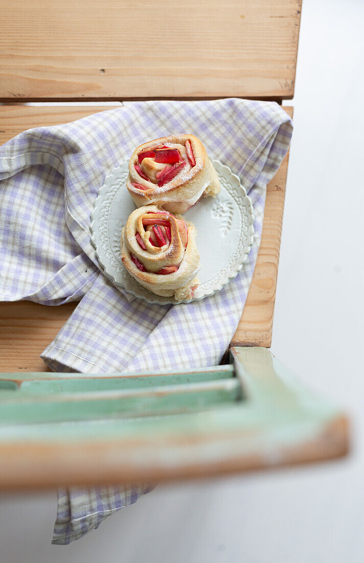 Baked apple roses