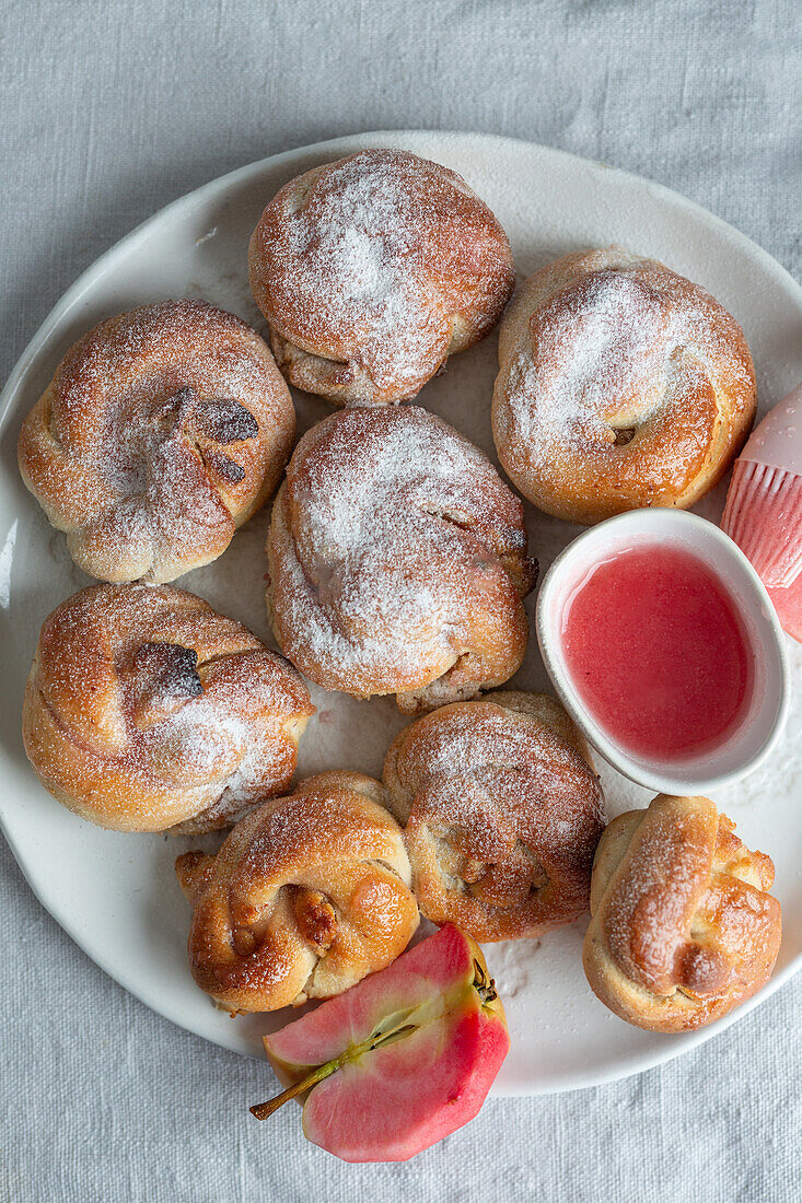 Apfelschnecken mit roter Apfelsauce