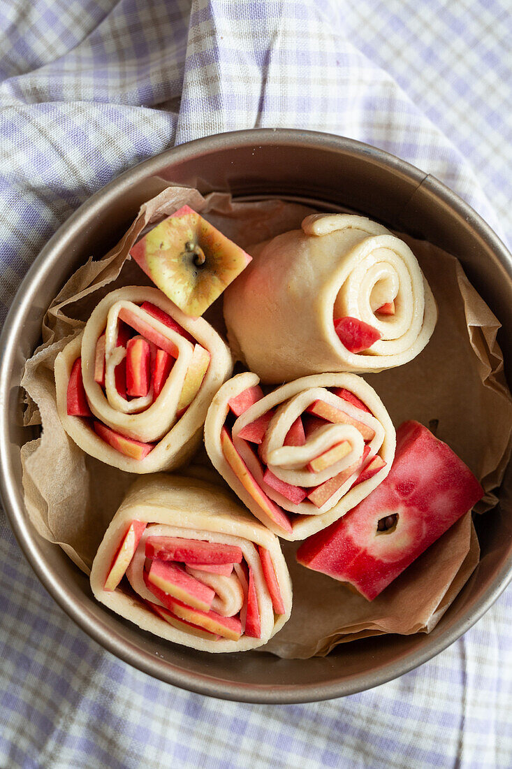 Rote Apfelschnecken vor dem Backen