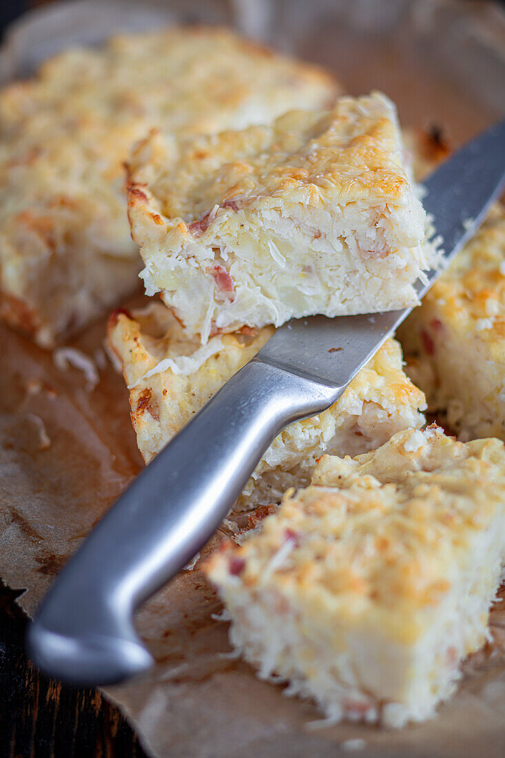 Kartoffelkuchen mit Speck und Cheddar