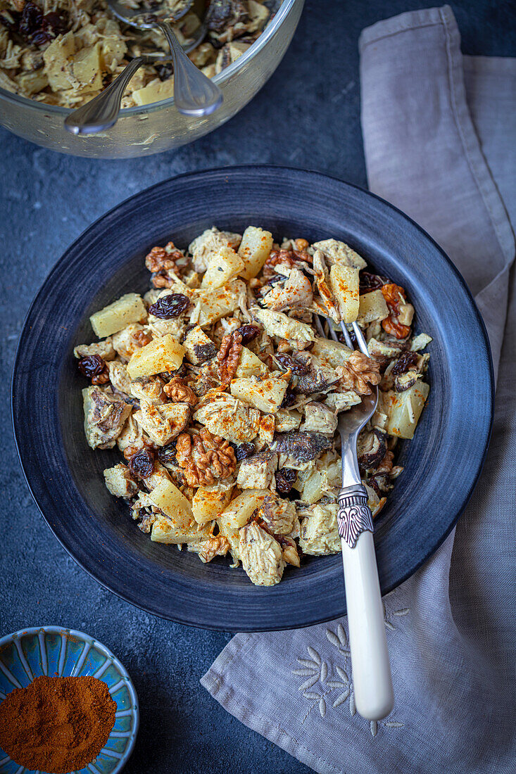 Hähnchensalat mit Ananas, Walnüssen und Rosinen