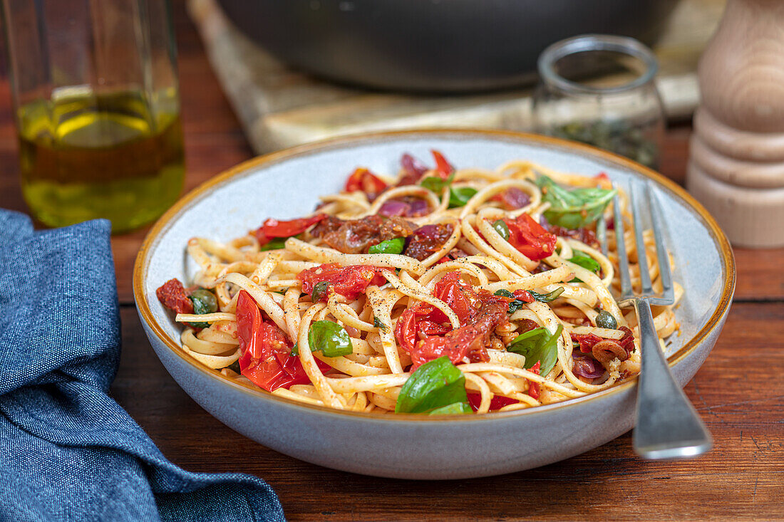 Pasta with tomatoes and capers