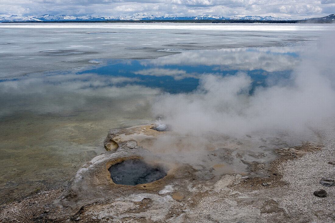 Yellowstone Lake, Wyoming, USA