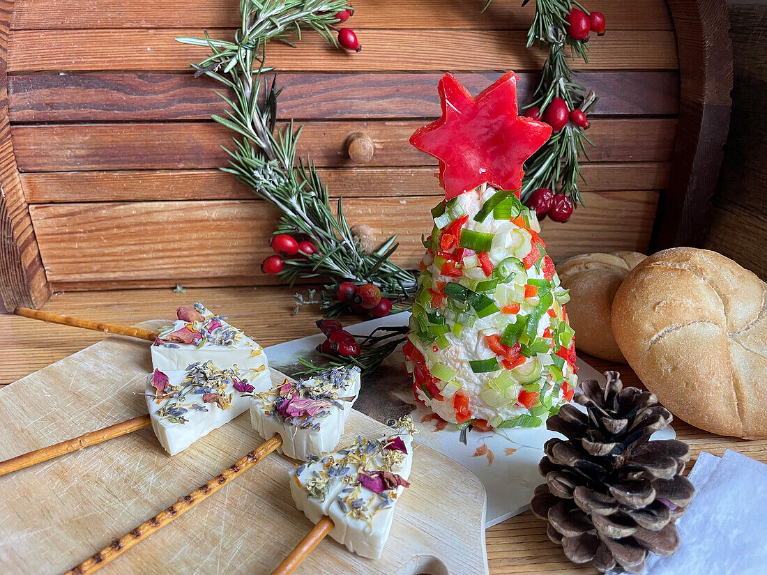 'Weihnachtsbaum' aus Frischkäse und Käse 'am Stiel'