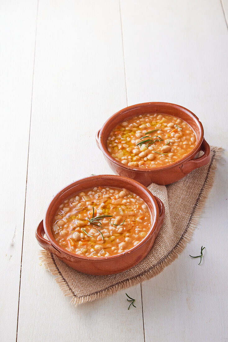 Rustikale Suppe mit Gemüse und Hülsenfrüchten