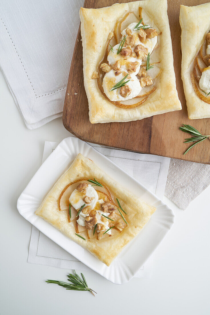 Blätterteiggebäck mit Ziegenkäse, Honig und Walnüssen