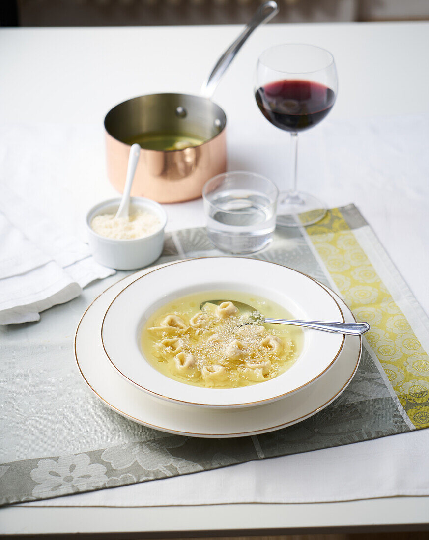 Cappelletti mit Fleischfüllung in Brühe