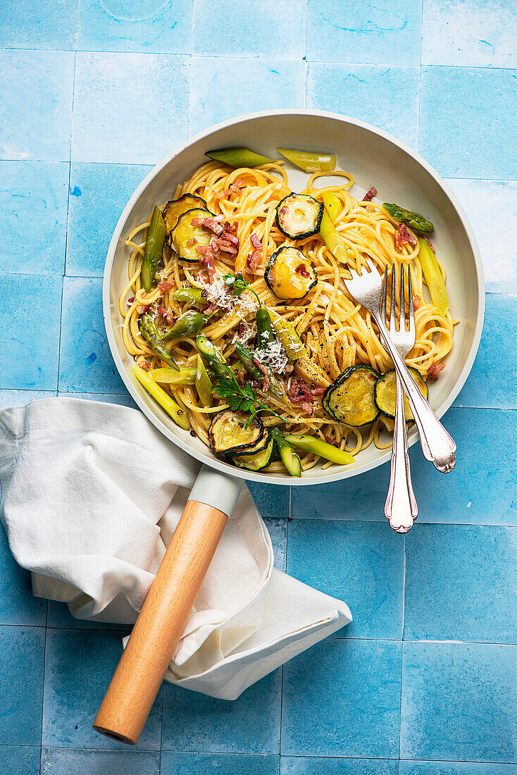 Spaghetti mit grünem Spargel und Zucchini