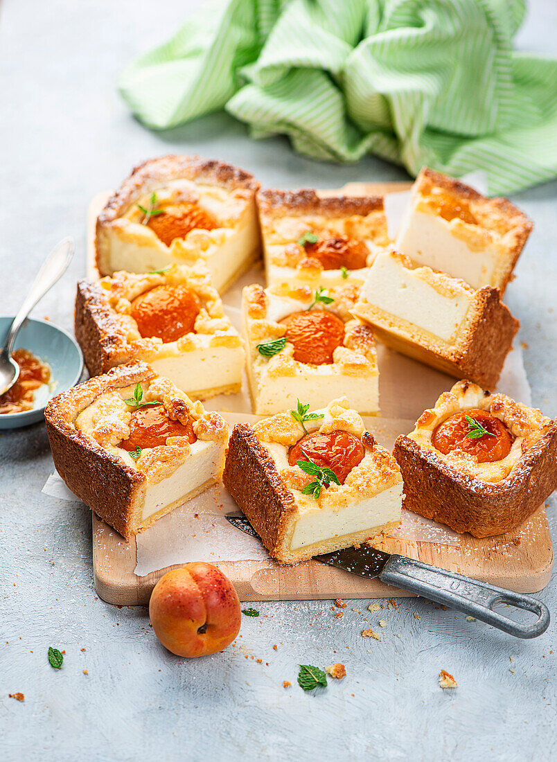 Cheesecake with apricots and crumble