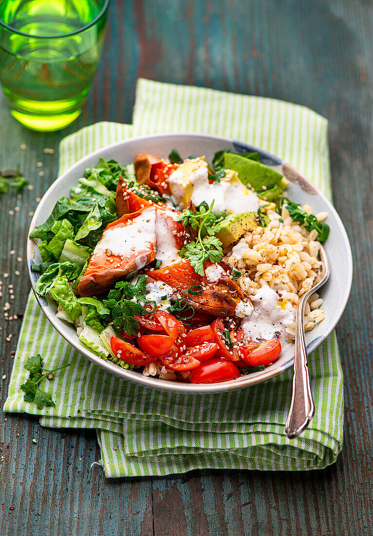 Buddha-Bowl mit gerösteten Süßkartoffeln, Avocado und Tomaten