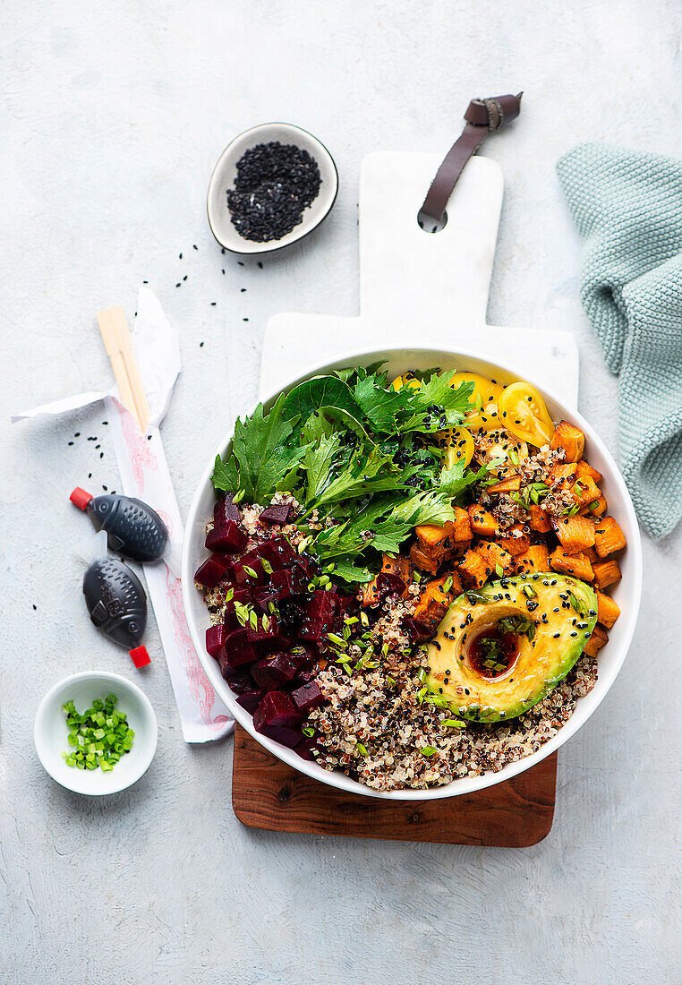 Vegane Bowl mit Rote-Bete, Avocado und Quinoa