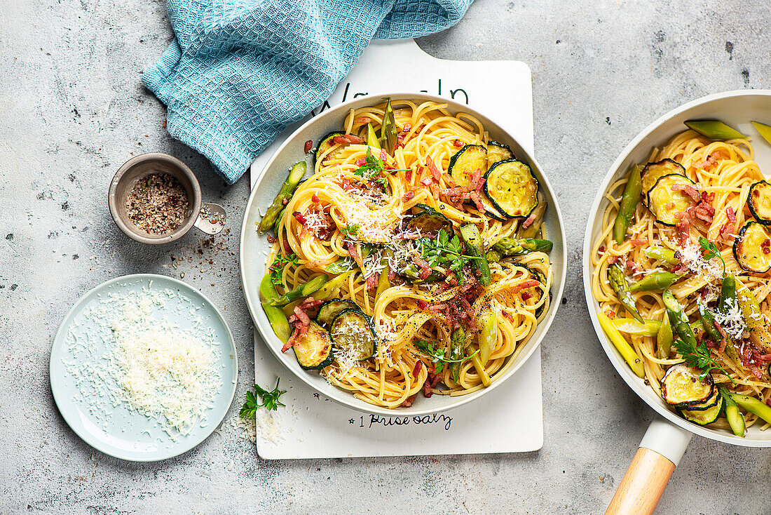 Pasta with green asparagus, bacon and courgette