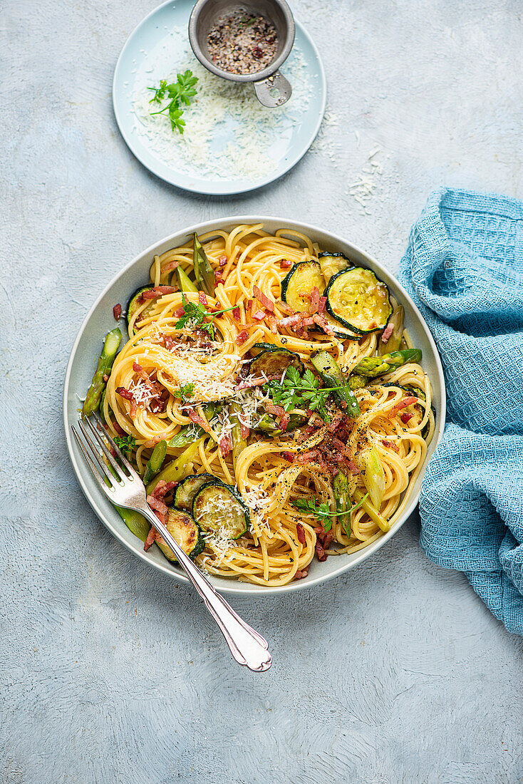 Pasta mit grünem Spargel, Speck und Zucchini