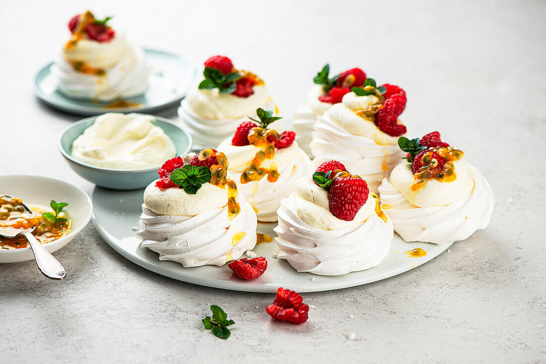 Mini-Pavlova mit Mascarpone, Passionsfrucht und Beeren