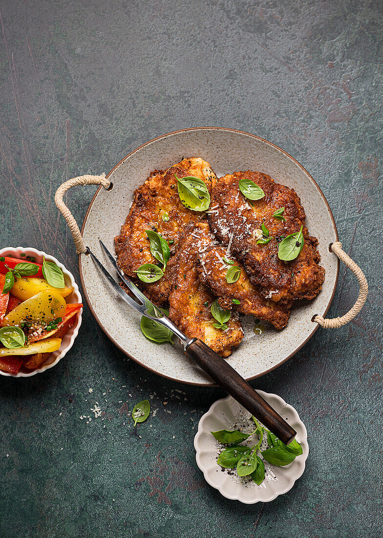 Parmesanschnitzel mit Tomatensalat