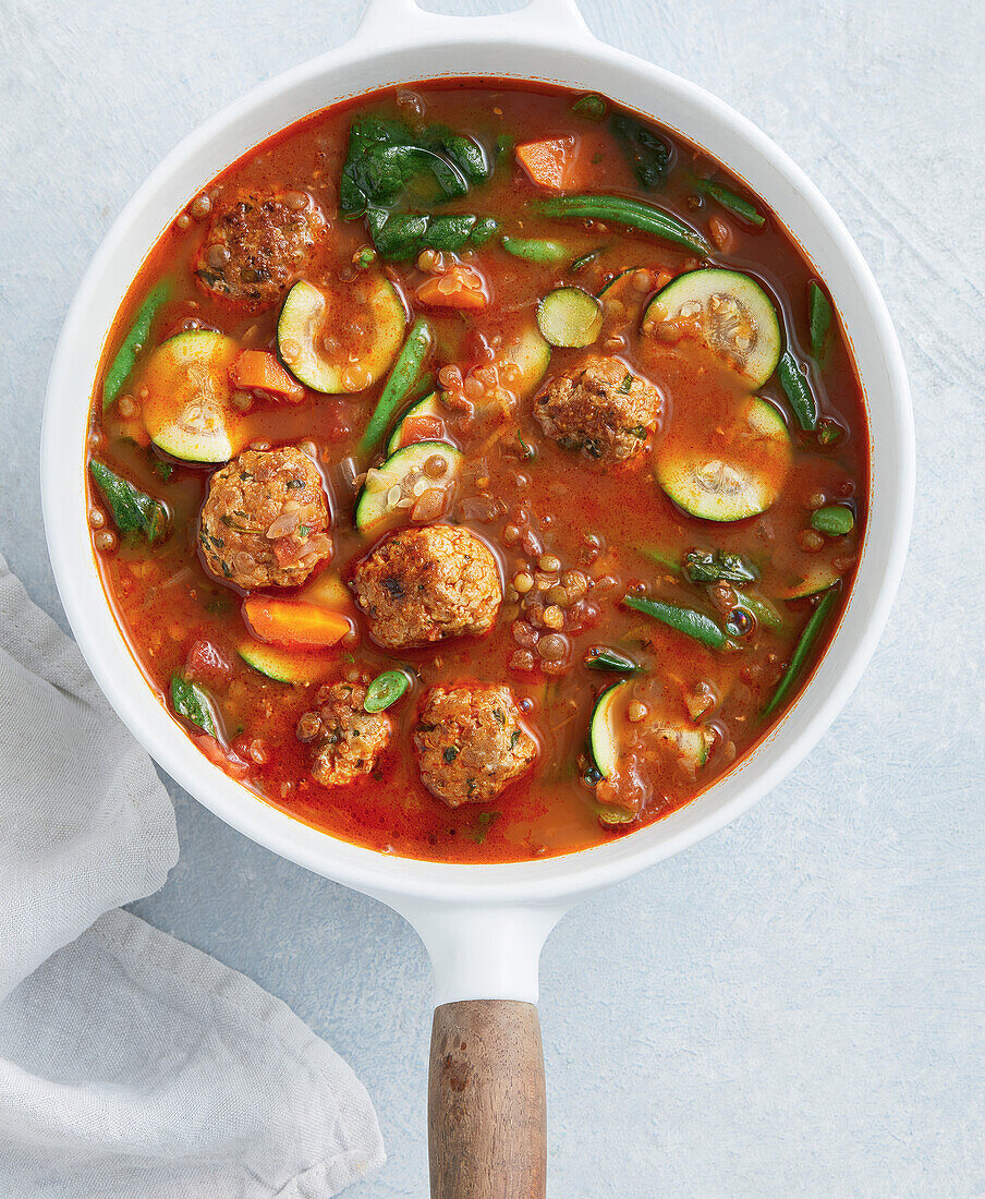 Tomato soup with lentils and meatballs