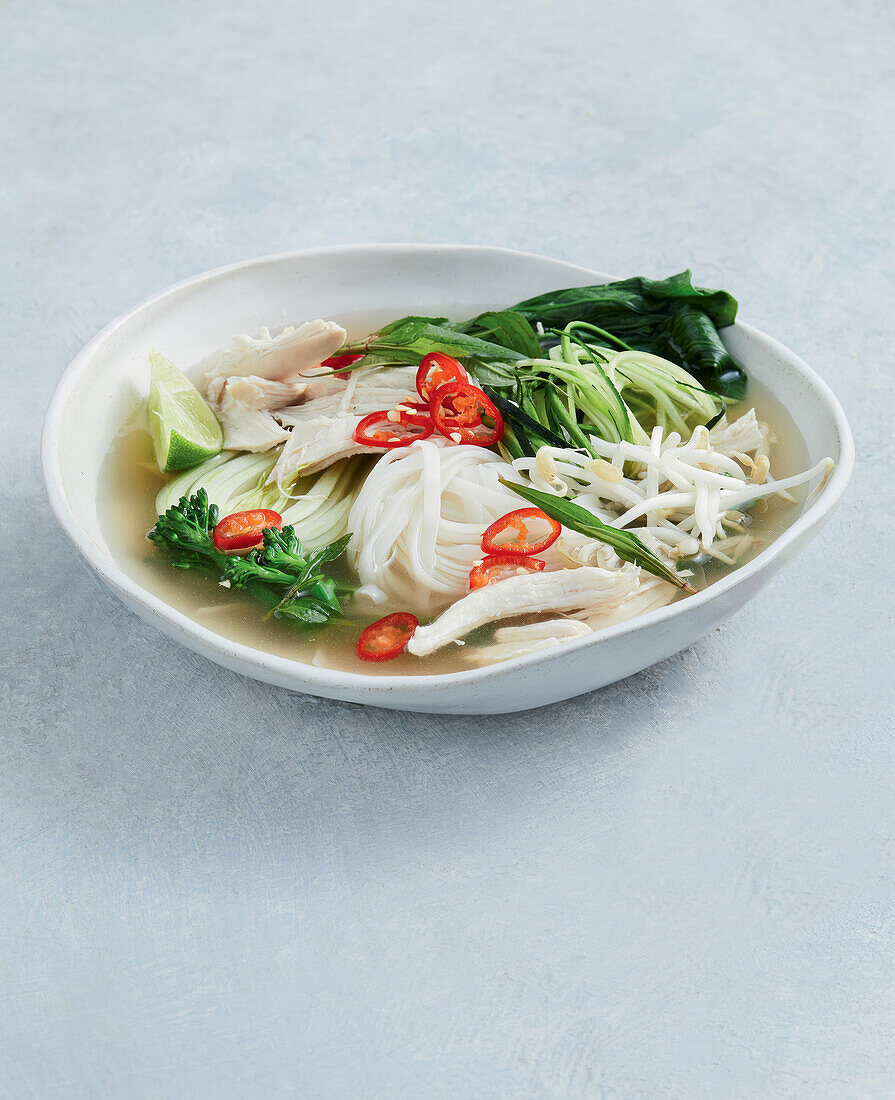 Vietnamesische Pho mit Hühnchen