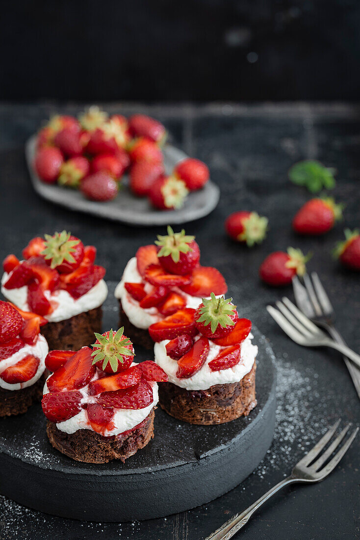 Brownie tartlets with strawberries and cream