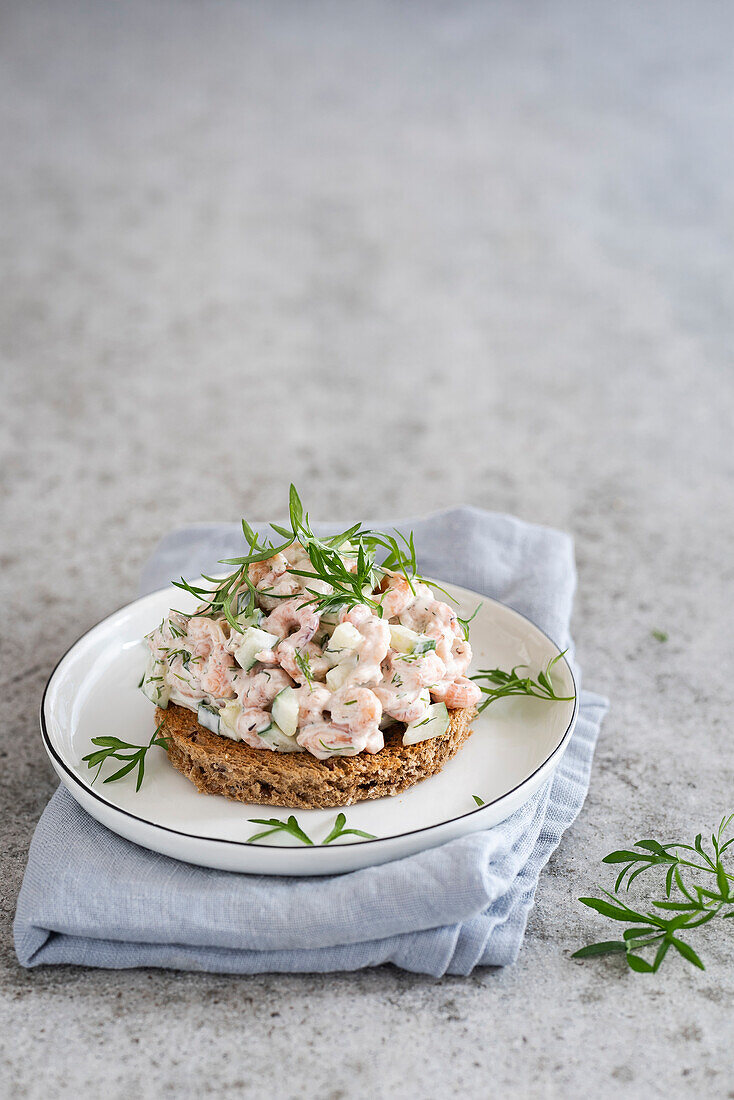 Crostini with prawn cocktail