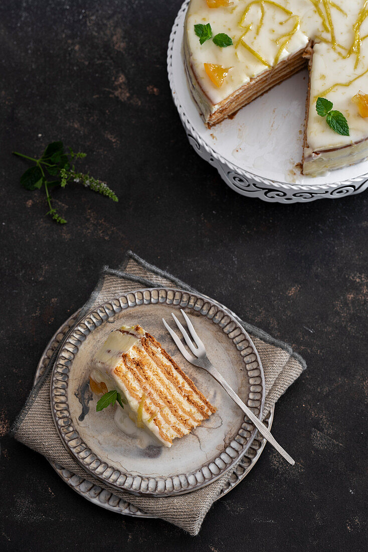 Mignon-Torte, ein Stück auf Teller