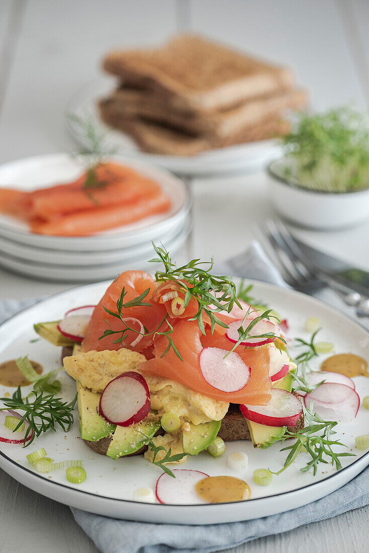 Toast mit Avocado, Rührei und Räucherlachs