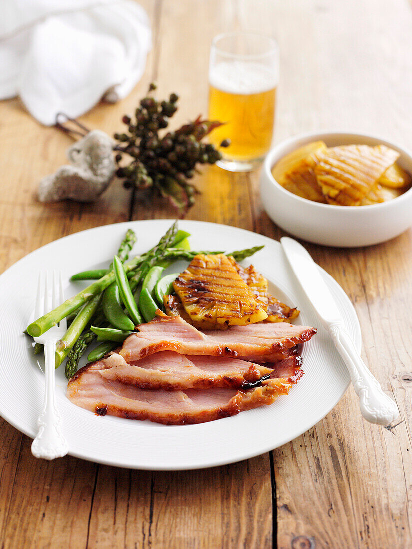 Grilled ham with green asparagus