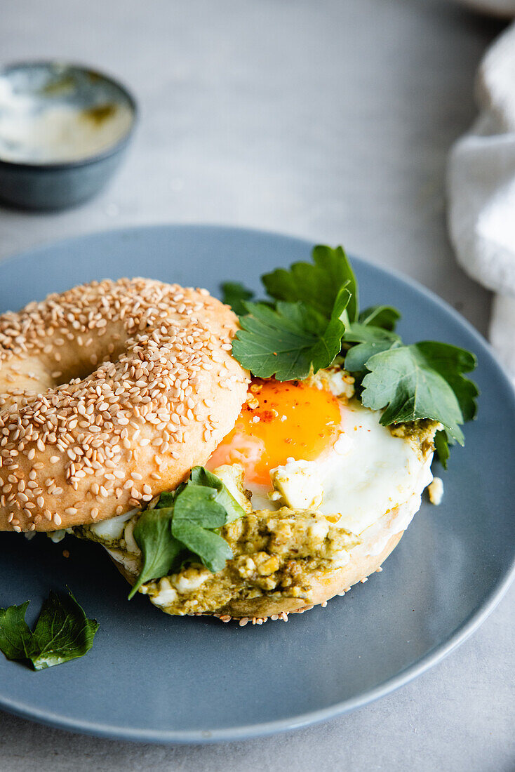 Bagel mit Avocado und Spiegelei