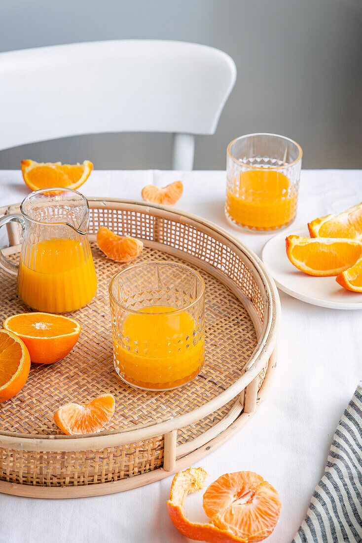 Frisch gepresster Saft aus Orangen und Mandarinen